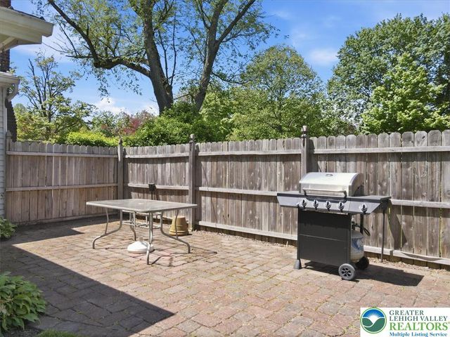 14 Minsi Road, Delaware Water Gap, PA 18327