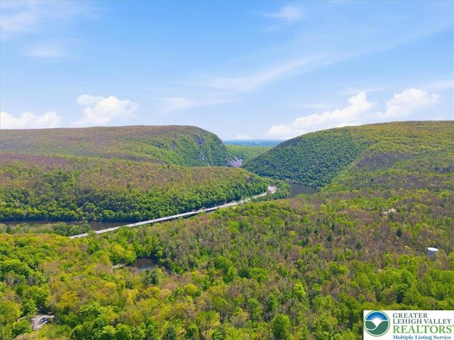 14 Minsi Road, Delaware Water Gap, PA 18327