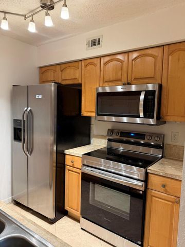 2880 N Oakland Forest Drive 106, Oakland Park, FL 33309