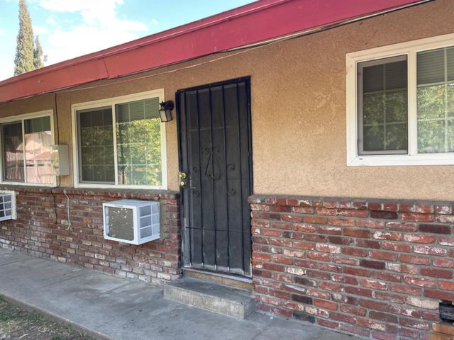 408 S Woodrow Avenue, Fresno, CA 93702