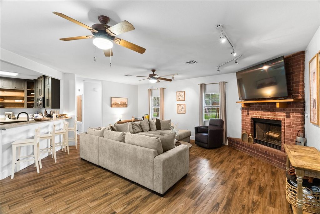 1402 W Johnson Ave, Aransas Pass, TX 78336 — photo 4