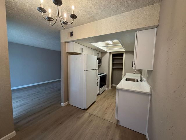 2600 Penny LN 204, Austin, TX 78757