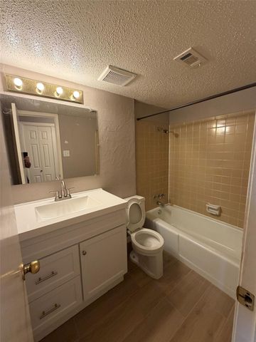2600 Penny LN 204, Austin, TX 78757