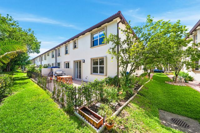 9747 Darlington Place, Cooper City, FL 33328