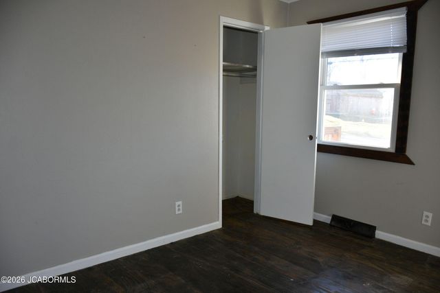 218 N MOREAU AVENUE, Tipton, MO 65081