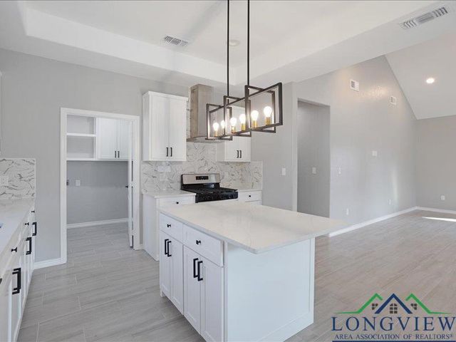 1007 E 1st St, Mount Pleasant, TX 75455