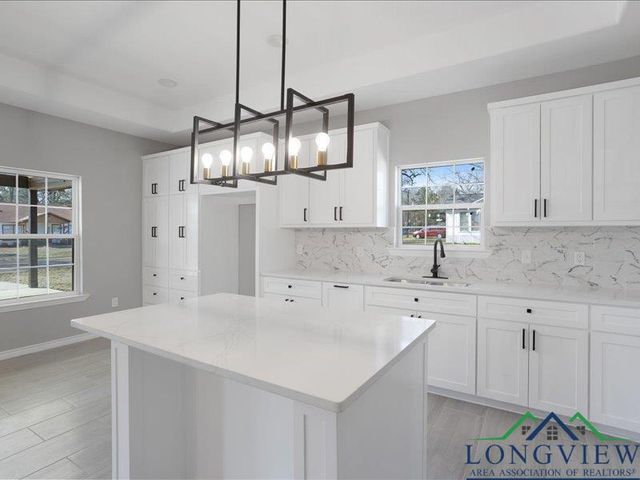 1007 E 1st St, Mount Pleasant, TX 75455