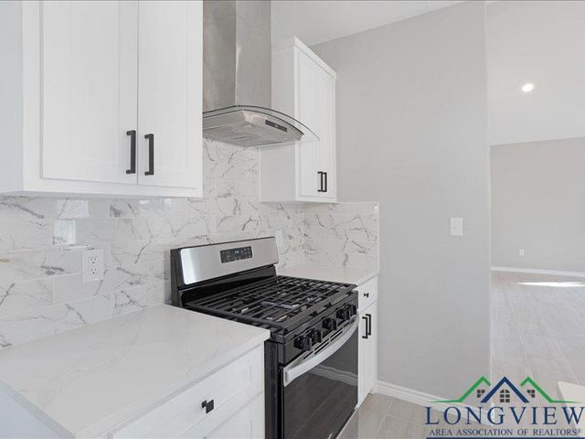 1007 E 1st St, Mount Pleasant, TX 75455