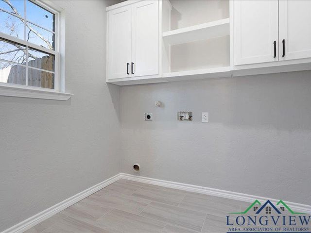 1007 E 1st St, Mount Pleasant, TX 75455