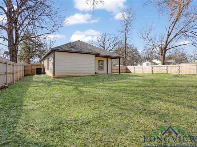 1007 E 1st St, Mount Pleasant, TX 75455