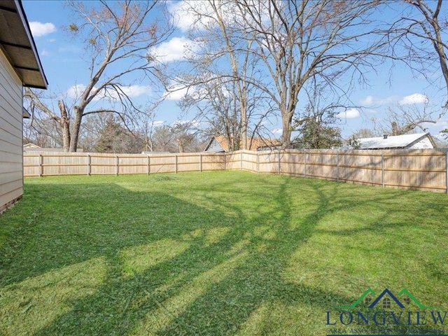 1007 E 1st St, Mount Pleasant, TX 75455