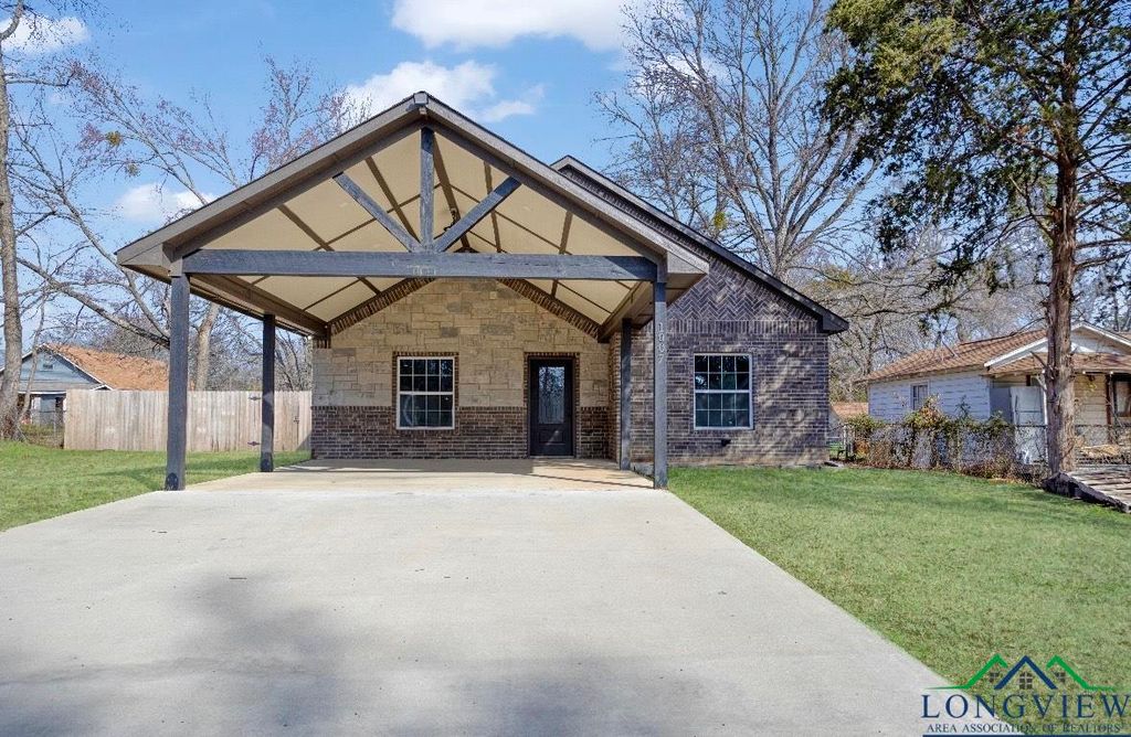 1007 E 1st St, Mount Pleasant, TX 75455