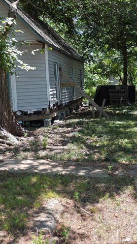 107 W Travis Street, Leonard, TX 75452