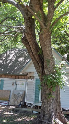 107 W Travis Street, Leonard, TX 75452