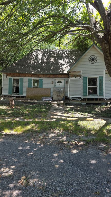 107 W Travis Street, Leonard, TX 75452