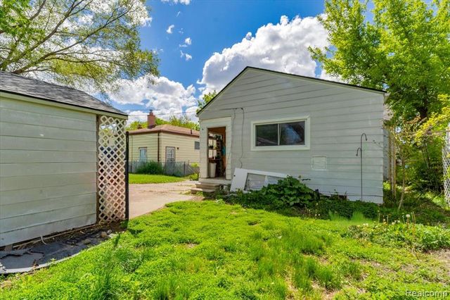 8675 Paige Avenue, Warren, MI 48089