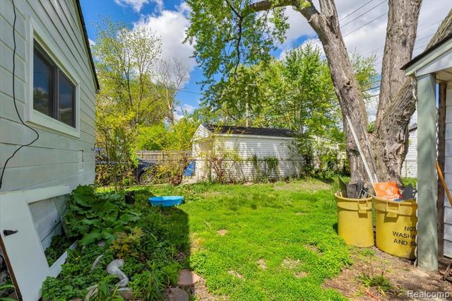 8675 Paige Avenue, Warren, MI 48089