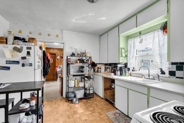 8675 Paige Avenue, Warren, MI 48089