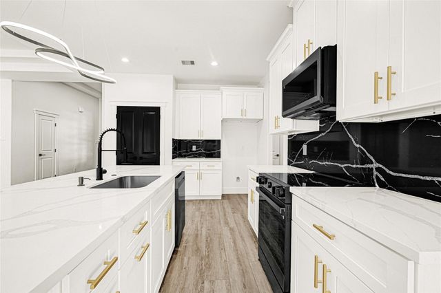 105 Bledsoe St, Prairie View, TX 77445