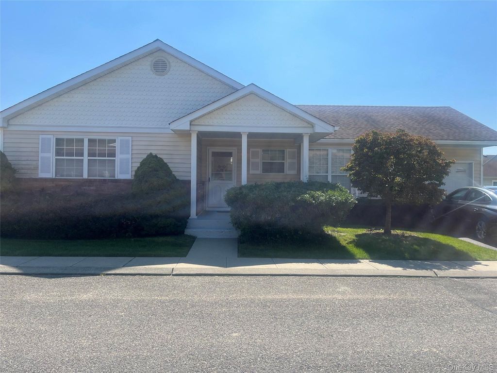 18 Dawn Drive, Oakdale, NY 11769