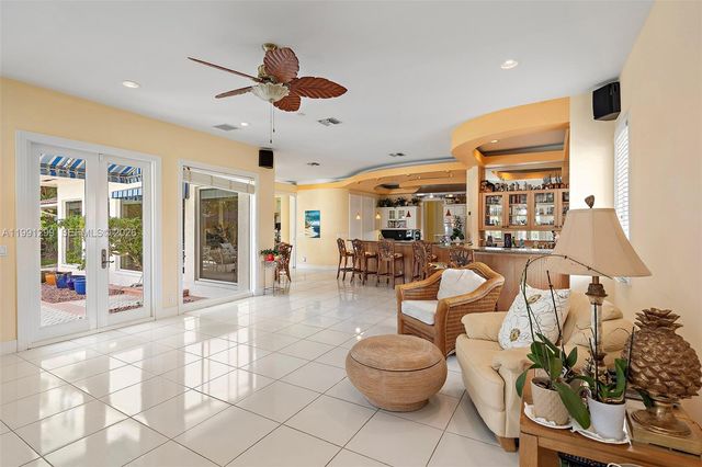1047 S Southlake Dr, Hollywood, FL 33019