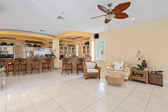 1047 S Southlake Dr, Hollywood, FL 33019