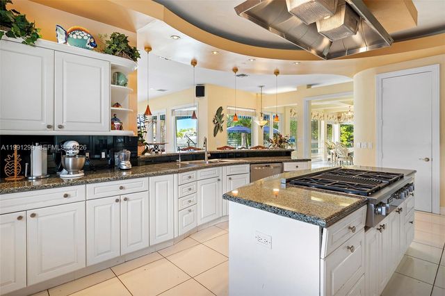 1047 S Southlake Dr, Hollywood, FL 33019
