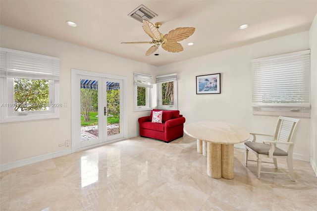 1047 S Southlake Dr, Hollywood, FL 33019