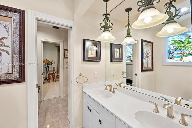 1047 S Southlake Dr, Hollywood, FL 33019