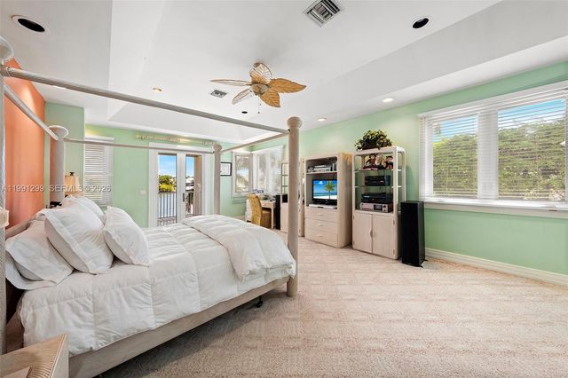 1047 S Southlake Dr, Hollywood, FL 33019