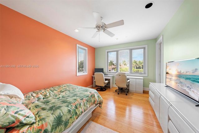 1047 S Southlake Dr, Hollywood, FL 33019