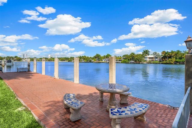 1047 S Southlake Dr, Hollywood, FL 33019