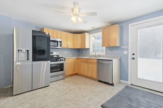 8 Rayes Drive, Hudson, NH 03051