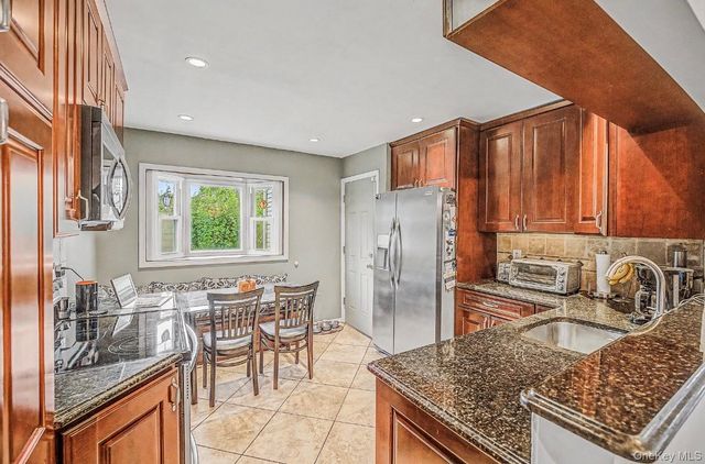 28 Greenvale Lane, Syosset, NY 11791