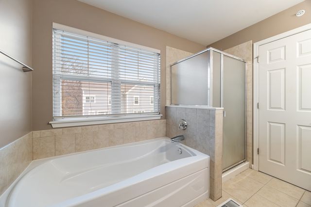 982 TUSCANY Drive, Streamwood, IL 60107