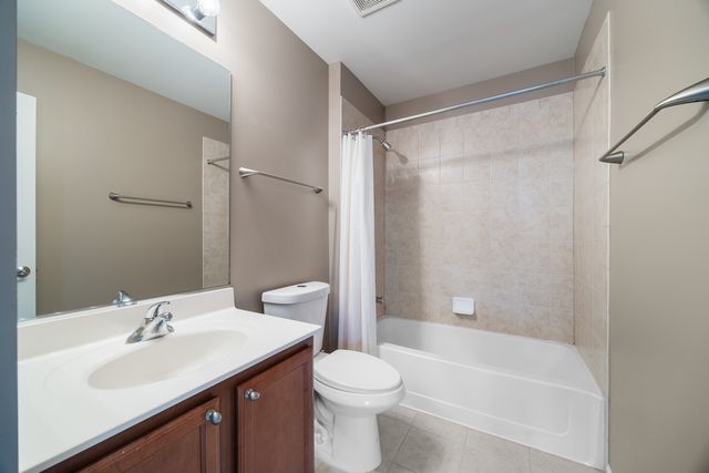 982 TUSCANY Drive, Streamwood, IL 60107