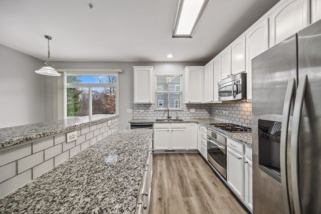 982 TUSCANY Drive, Streamwood, IL 60107