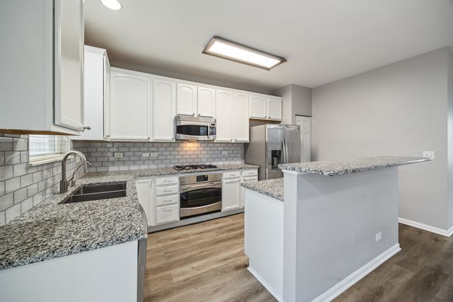 982 TUSCANY Drive, Streamwood, IL 60107