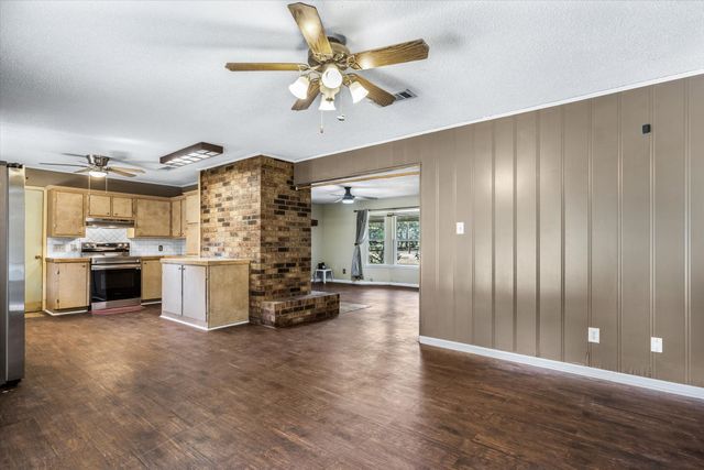 669 S Oak Street, Van, TX 75790