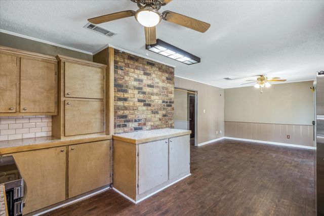 669 S Oak Street, Van, TX 75790