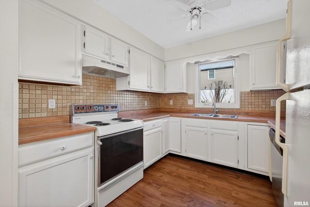 2418 E 51ST Street A, Davenport, IA 52807