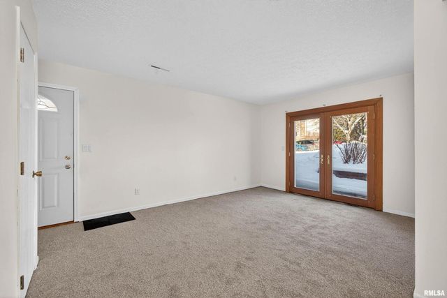 2418 E 51ST Street A, Davenport, IA 52807