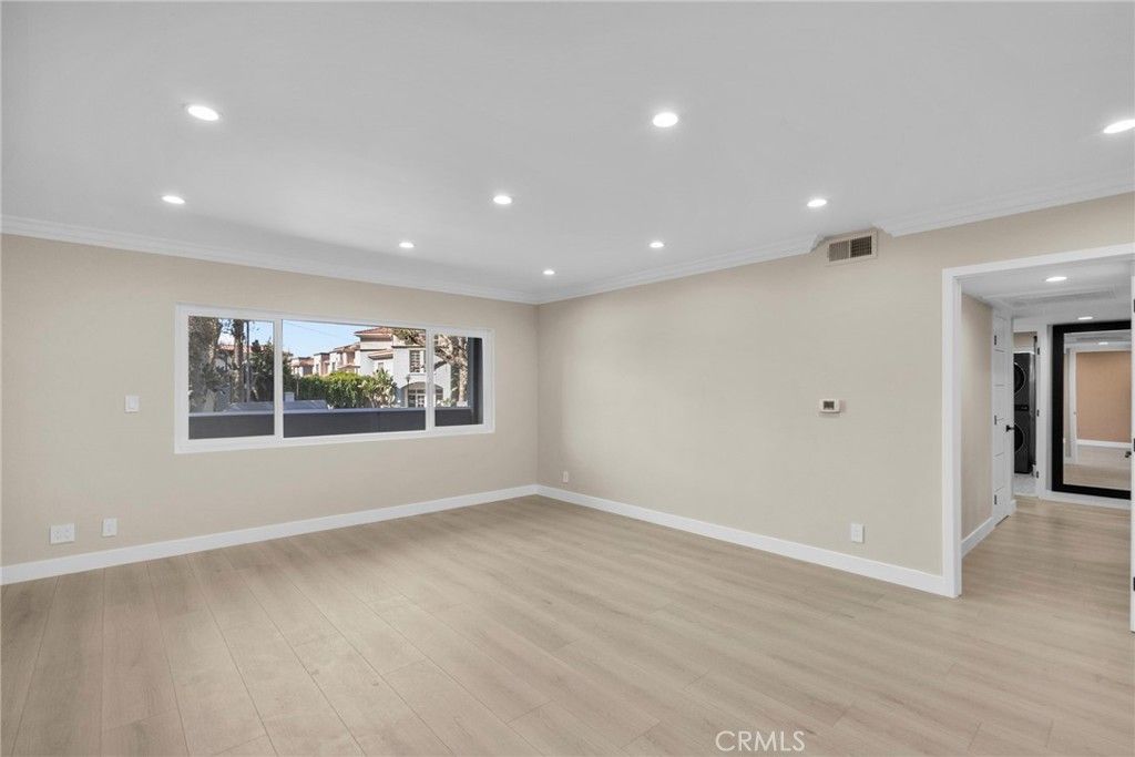 Image 13 of property listing at 1126 N Central 101, Glendale, CA 91202
