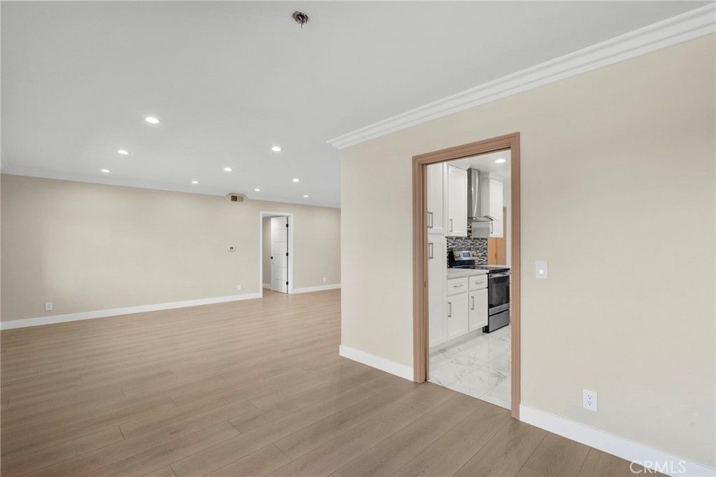 Image 18 of property listing at 1126 N Central 101, Glendale, CA 91202