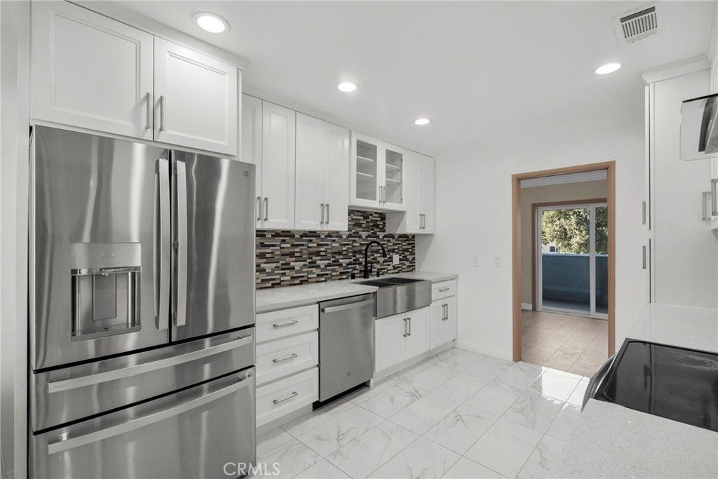 Image 20 of property listing at 1126 N Central 101, Glendale, CA 91202