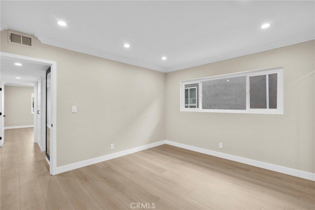 Image 26 of property listing at 1126 N Central 101, Glendale, CA 91202