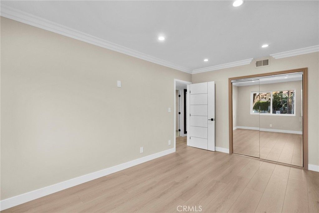 Image 31 of property listing at 1126 N Central 101, Glendale, CA 91202