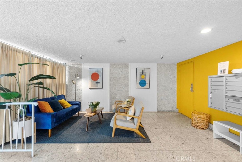 Image 5 of property listing at 1126 N Central 101, Glendale, CA 91202