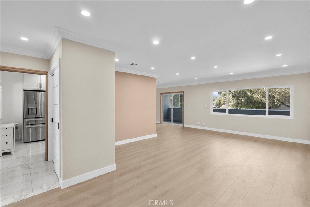 Image 9 of property listing at 1126 N Central 101, Glendale, CA 91202