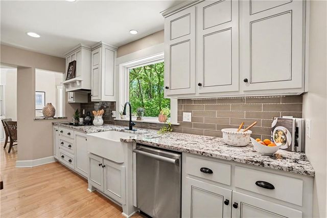 7605 E Forest Lakes Drive, Kansas City, MO 64152